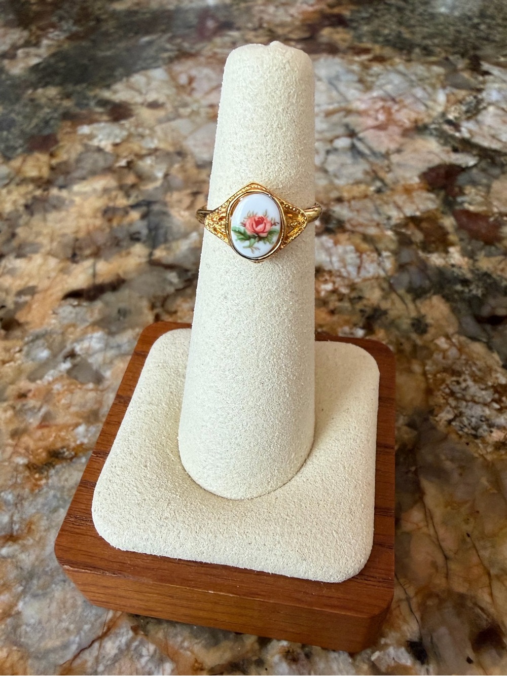 Vintage Floral Cabachon Ring 🌷
